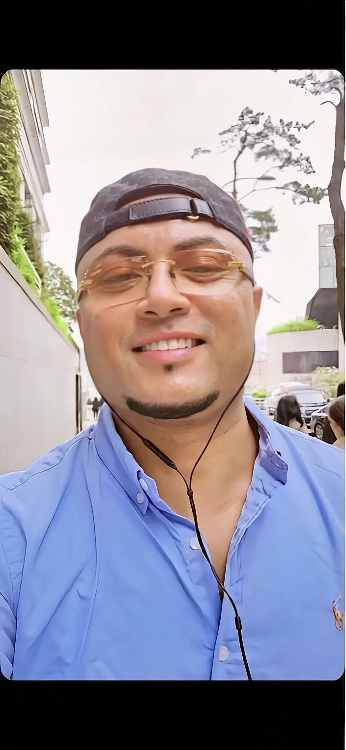 Mr. Ira, the Canadian founder of Bimley, smiling outdoors in a cap and blue shirt after travelling to South Korea to develop the Bimley 12+ formula